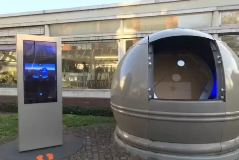 Ein Modell des weltgrößten Teleskops, für das Schott den Spiegel liefert, steht auf dem Werksgelände in Mainz.