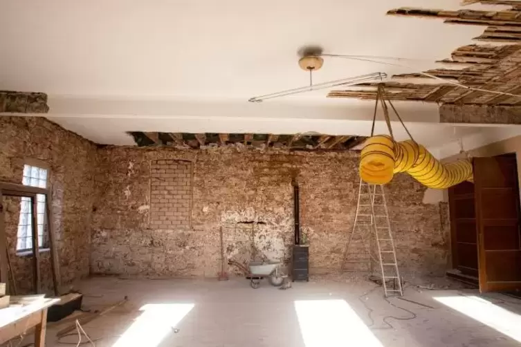 Die Arbeiten im alten Wirtshaus haben schon begonnen. Das Foto zeigt den alten Gastraum.
