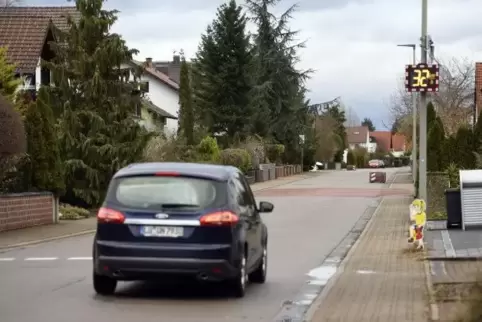 In der Maxdorfer Kurpfalzstraße fahren zu viele Autos, sagen manche Anwohner und gehen auf die Barrikaden. Es gibt aber auch and