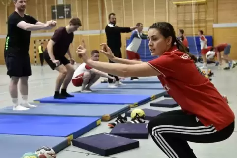 Handball ist ein körperbetonter Sport, weiß Athletiktrainerin Vanessa Weiland. „Deshalb haben Handballer eigentlich auch immer i