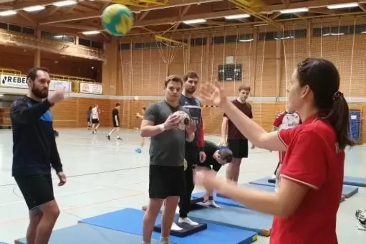 Die Frankenthalerin spielt mit den Jungs kein Handball. Sie macht mit ihnen &Uuml;bungen, um deren Beweglichkeit zu f&ouml;rdern.
