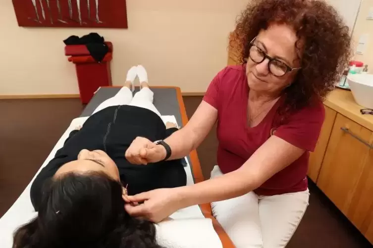 Nadelstiche gegen Beschwerden: Heilpraktikerin Regina Sauer (rechts) demonstiert die Akupunktur.