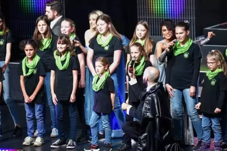 Keine leichte Aufgabe für den Kinder- und Jugendchor aus Jockgrim, neben Profis vor so einem großen Publikum aufzutreten.