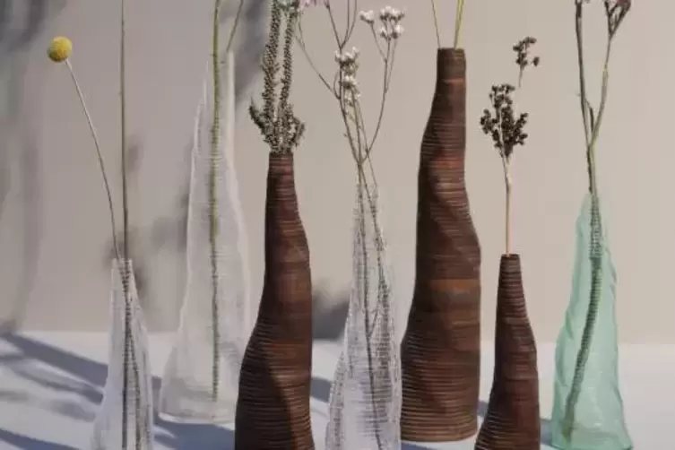 Aus 100 Prozent recyceltem Acryl: die Vasenkollektion Stratum Tempus von Daan De Wit , einer der Exponate des Wettbewerbs Pure T