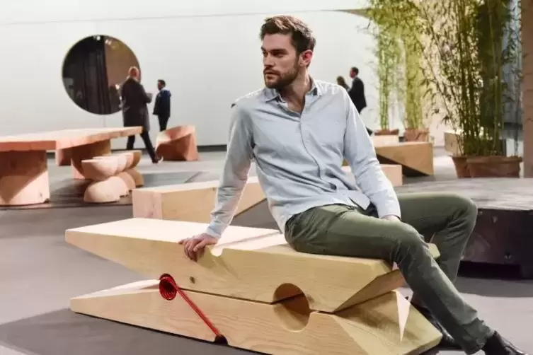Trocken sitzen: W&auml;scheklammer-M&ouml;bel mit Model.