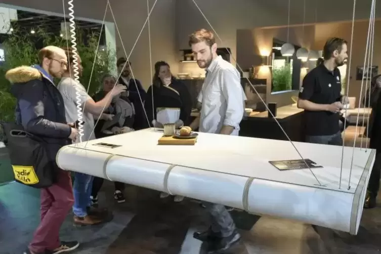 Hebt sich bis zur Decke, wenn G&auml;ste kommen: Tisch f&uuml;r Microapartments.