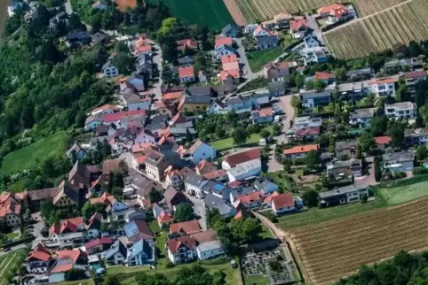Schwierig, weil die Wahrzeichen Kirche und Burgruine auf dem Luftbild kaum zu erkennen sind: Battenberg von oben.