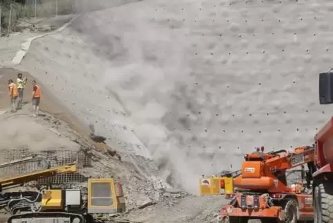 Arbeiten im Eingangsbereich des künftigen Tunnels der Ortsumgehung Imwsweiler.
