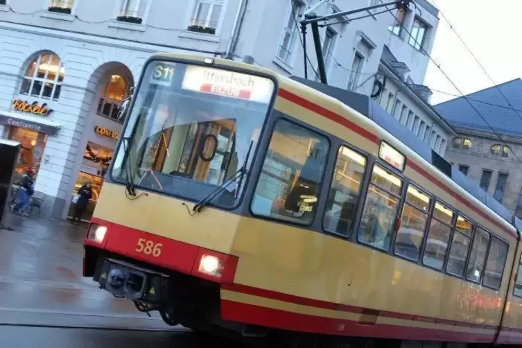 Immer wieder gibt es in der Karlsruher Innenstadt Unfälle mit Straßenbahnen. 