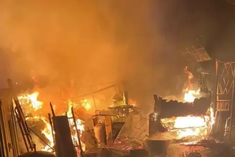 Feuer auf dem Campingplatz. 