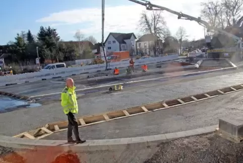 Derzeit werden die Fahrbahnen am neuen Busbahnhof in Ramstein betoniert.