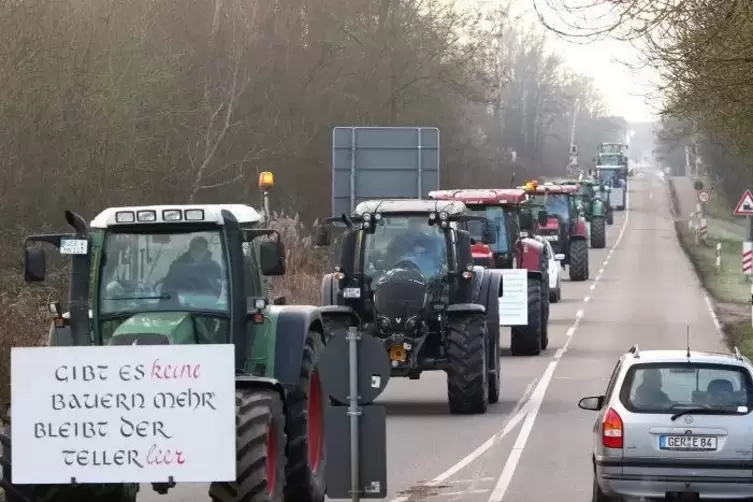 Die Landwirte haben sich am Freitagmorgen in Steinweiler auf den Weg gemacht.
