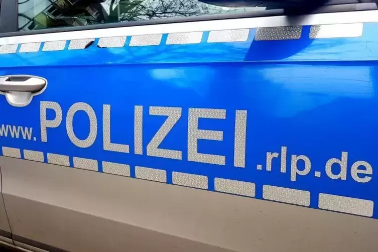 Die Polizei hofft auf Hinweise zu dem Unfall, der sich am Donnerstag gegen 13 Uhr in der Winnweilerer Straße „Am Dellchen“ ereig