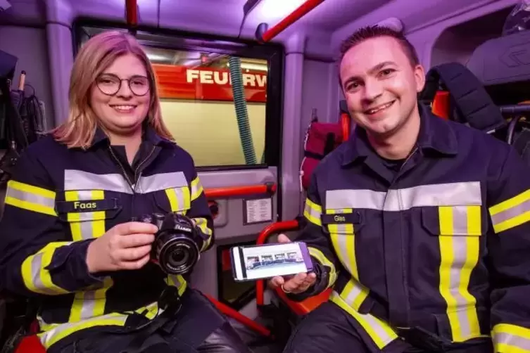 Fabienne Faas und Benedikt Glas machen rücken die Feuerwehr Bruchmühlbach-Miesau ins rechte Licht.