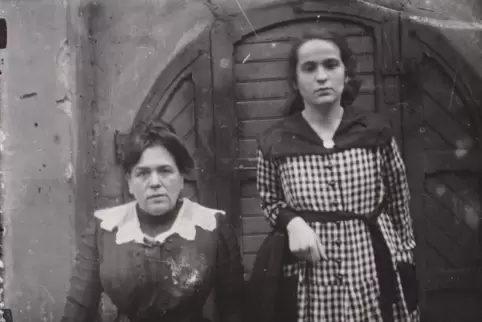 Fanny Reinach und ihre Tochter Helene. Das Foto befindet sich heute im Landesarchiv Speyer.