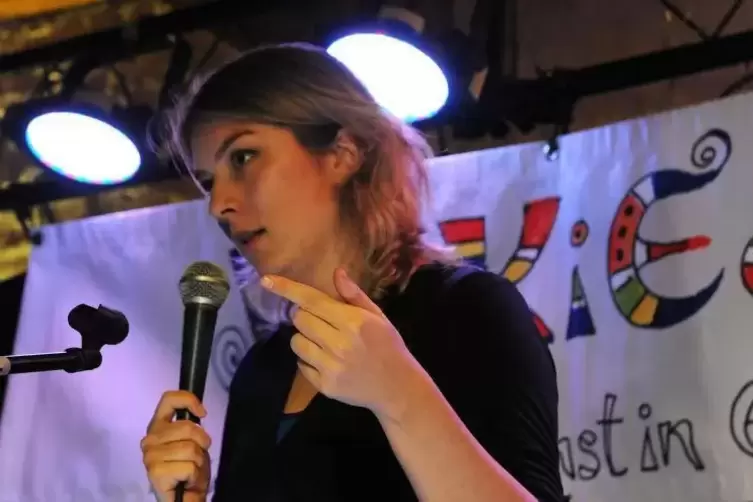Larissa Heller war eine der vier jungen Künstler, die am Donnerstag beim Ellerstadter Comedy-Abend aufgetreten sind.