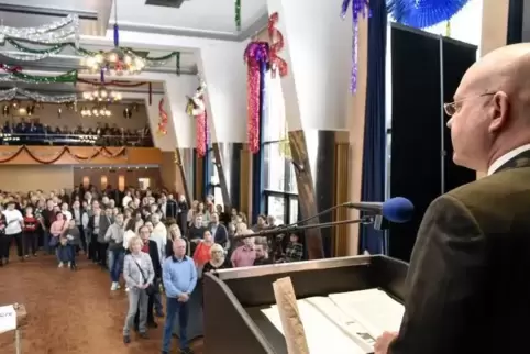 Die Jahnhalle – hier beim Neujahrsempfang mit Bürgermeister Michael Müller (rechts) – gilt rechtlich als Versammlungsstätte.