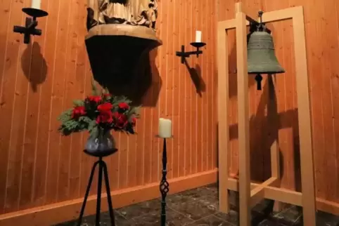 Die historische Wetterglocke hängt an einem eigens für sie gefertigten Ständer aus Eichenholz.