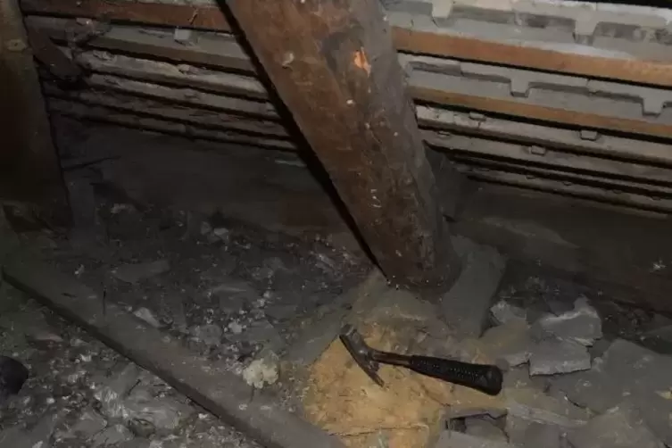 Die Holzd&auml;cher sind in einem schlechten Zustand.