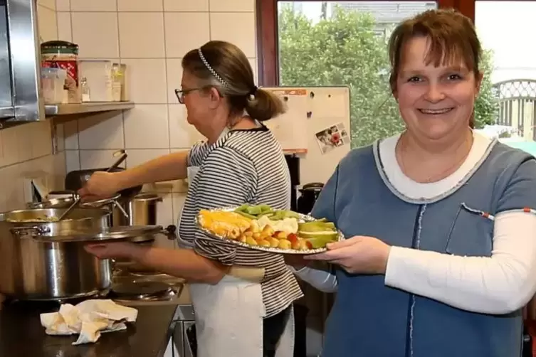 Im Kiga Pusteblume: Leiterin Bettina Hampel (rechts) mit Hauswirtschafterin Ulrike Dettweiler servieren.