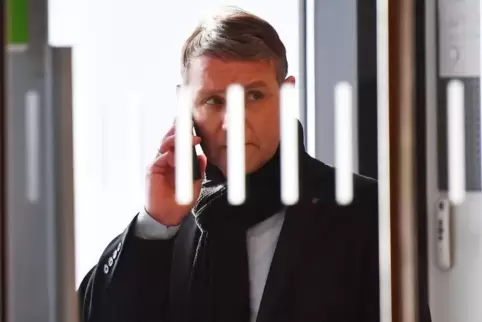 AfD-Fraktionschef Björn Höcke telefoniert im Thüringer Landtag. Ein verdächtiger Brief mit einer unbekannten Substanz musste unt