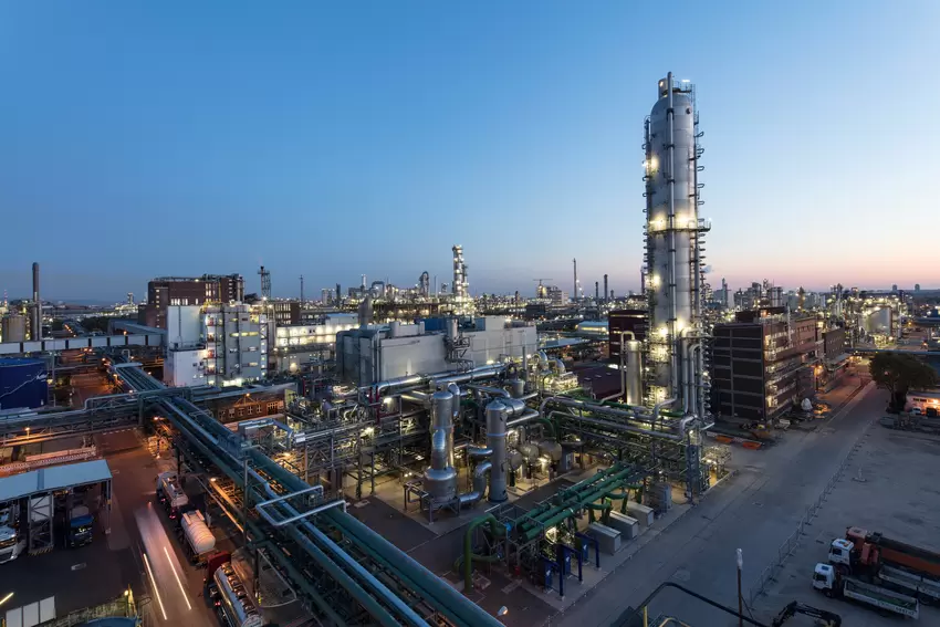 5111_The_nitric_acid_plant_at_the_Ludwigshafen_site.jpg