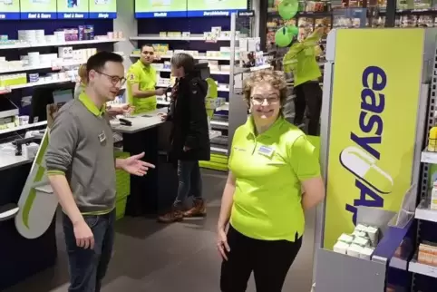 Inhaberin Helma Gröschel und Filialleiter Victor Mehlmann in der neuen Easy-Apotheke