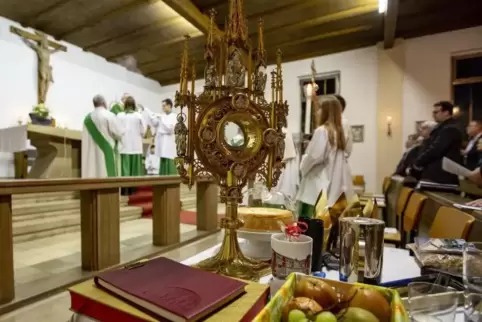 Gemeindemitglieder erinnerten zum Abschluss des Gottesdienstes an Augenblicke des Miteinanders in St. Raphael. Symbolisch verwie