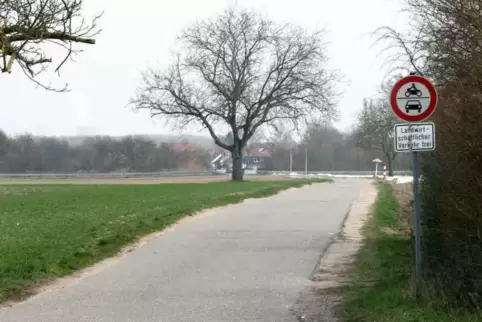 Der Hirschgraben. Für den Durchgangsverkehr (noch) gesperrter Feldweg und Schleichweg für Ortskundige.