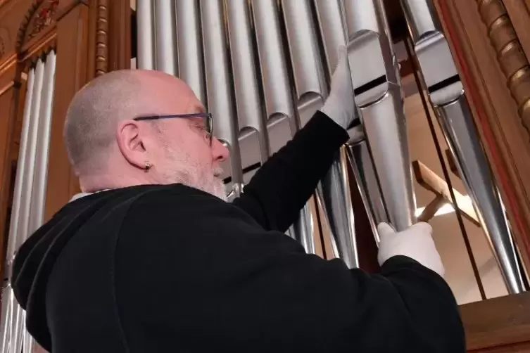 Peter Maria Ohlert baut Orgelpfeifen aus.
