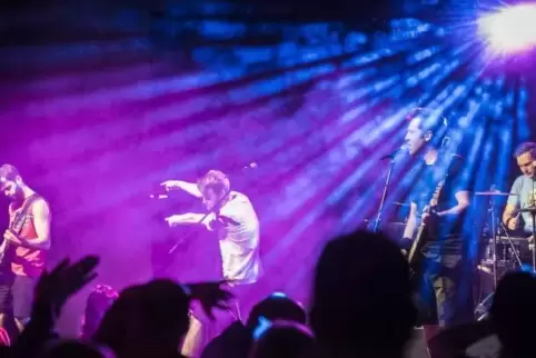 Ließen die mittlerweile oft ergrauten Fans der „Ärzte“ und der „Hosen“ im Congress-Center-Ramstein abrocken: Alex im Westerland 