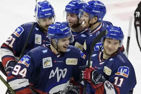 Die Adler jubeln nach dem Tor zum 1:0 durch Janik Möser (rechts). 