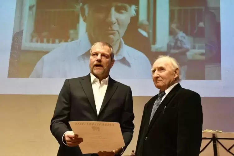 Versteht sich als „Diener der Stadt“: Gerhard Hartkorn (rechts) erhält von Bürgermeister Matthias Weber die Ehrenurkunde. Im Hin