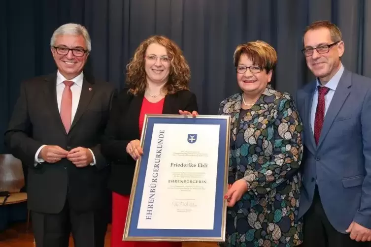 Feierlicher Moment (von links): Minister Roger Lewentz , Hanhofens Ortsbürgermeisterin Silke Schmitt-Makdice, Ehrenbürgerin Frie