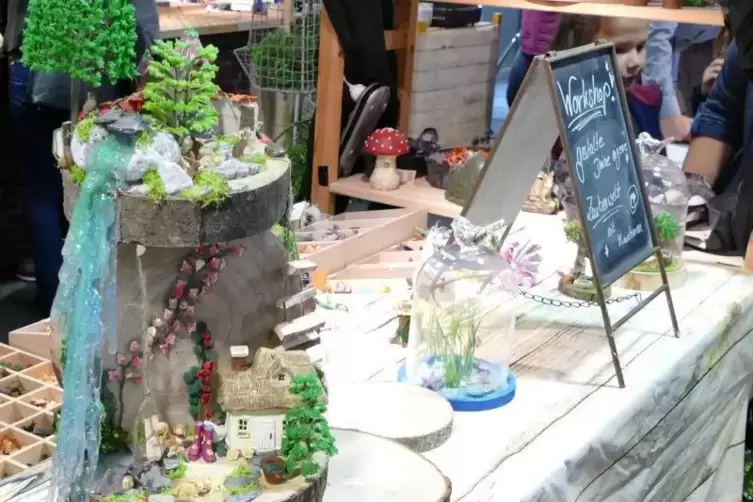 Sogar Miniaturwelten werden bei einem Kinderworkshop gebastelt.