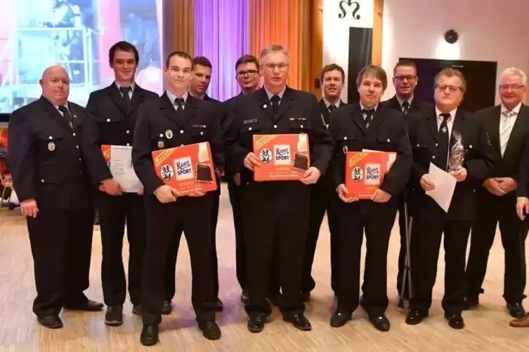 Ehrungen für verdiente Feuerwehrleute (vorne von links): Dennis Brockmöller (silbernes Feuerwehr-Ehrenzeichen), Michael Bäumler 