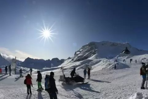 Blauer Himmel über schneebedeckten Bergen: Ein Anblick, der bei vielen das Herz höher schlagen lässt. Durch den Klimawandel läss