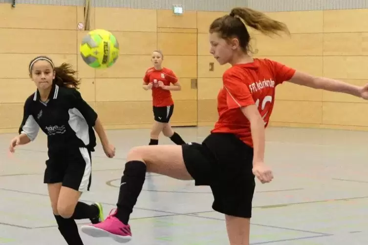 Die C-Juniorinnen des 1. FFC Niederkirchen (rote Trikots) in ihrem Spiel gegen den 1. FFC Ludwigshafen.