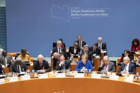 Friedensgespräche mit Kanzlerin Angela Merkel (vorne, dritte von rechts) und Außenminister Heiko Maas (links neben Merkel).