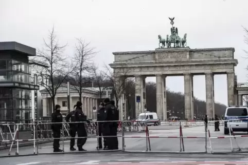 Abgesperrt: 4600 Polizisten haben am Sonntag Berlin gesichert. Im Hintergrund: das Brandenburger Tor.