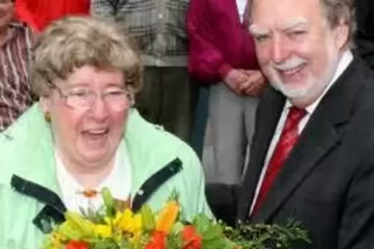 2009 vom damaligen Bürgermeister Hanspeter Brohm als Vorsitzende des Seniorenbeirats verabschiedet: Elisabeth Stützel. 