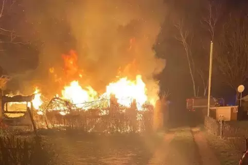 In Flammen: die Wohnwagen auf dem Campingplatz „Auf der Au“ bei Waldsee. 