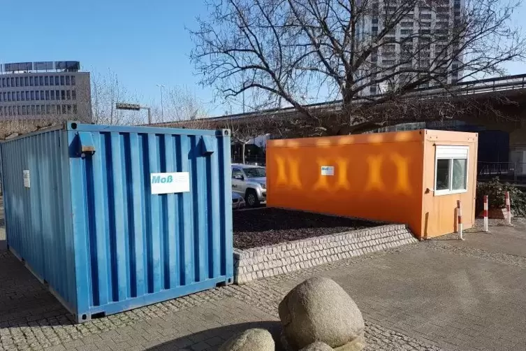 Die Container der Firma Moß im Bereich der Dammstraße. 