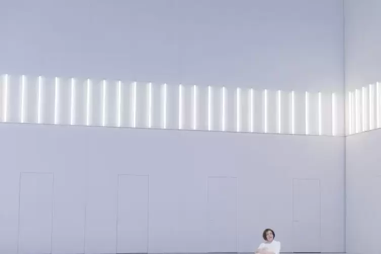 Am Ende bleibt Isolde alleine zur&uuml;ck in einen ebenso blendend wei&szlig;en wie kalten Umgebung.