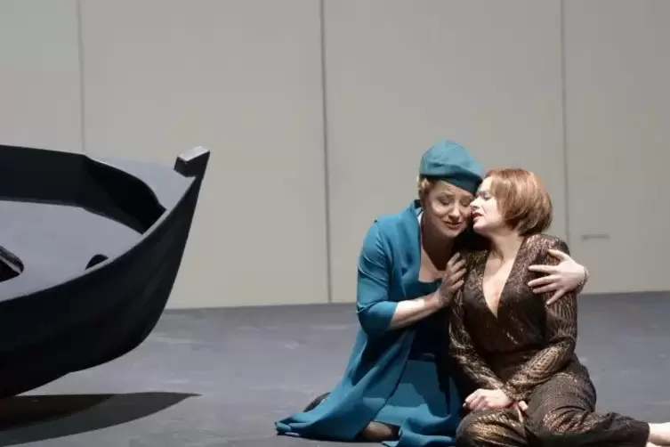 Isolde mit ihrer Vertrauten Brang&auml;ne (Claudia Mahnke).