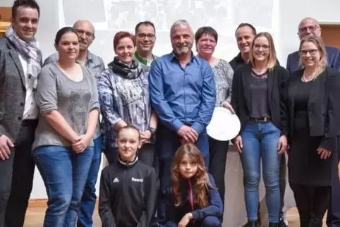 Vertreter der Gemeinde und die geehrten Bürger (von links): Ortsbürgermeister Maik Wünstel , Sandra Verhoff, Stefan Flick, Ramon