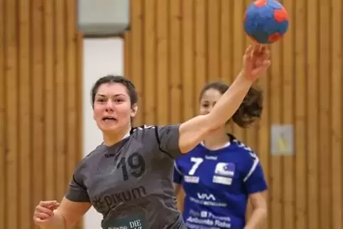 Elisa Wagner (beim Wurf) steuerte zwei Treffer zum Heimsieg gegen Schlussdxlicht Budenheim bei.
