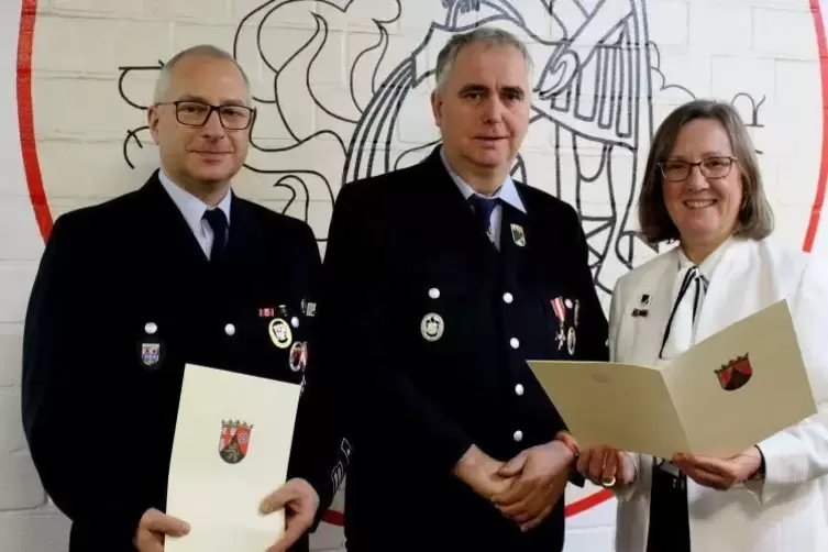 Wurden mit dem Goldenen Feuerwehr-Ehrenzeichen des Landes Rheinland-Pfalz ausgezeichnet: Erste Kreisbeigeordnete Gudrun Heß-Schm