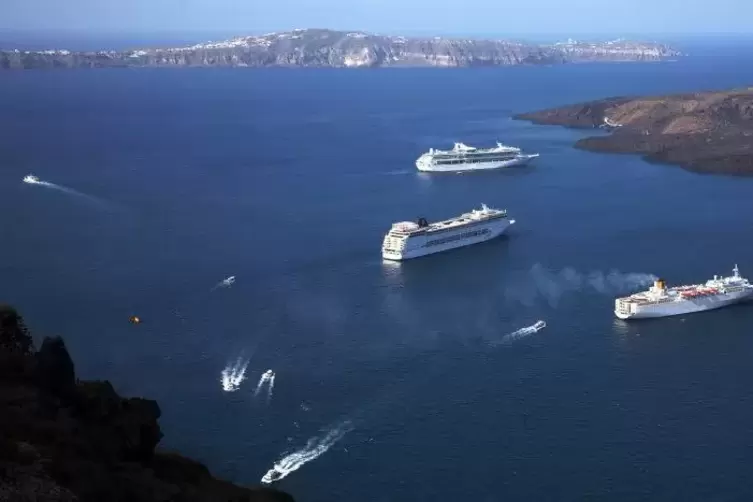 Drei oder mehr Kreuzfahrtschiffe, die gleichzeitig vor Santorin liegen, sind bei der kleinen Kykladeninsel keine Seltenheit.