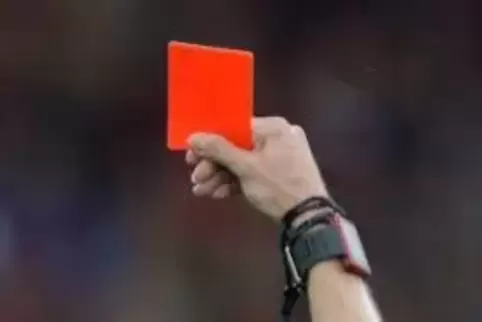 Immer öfter sehen Trainer und Funktionäre am Spielfeldrand die Rote Karte.